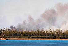 Una columna de humo se levanta debido a un incendio en el Delta del río Paraná, cerca de Rosario.