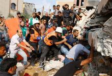 Palestinos buscan supervivientes en Gaza este domingo, entre los restos de una casa destruida por un bombardeo israelí.