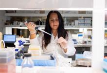 Juliana Cassataro en el laboratorio del Instituto de Investigaciones Biotecnológicas UNSAM.