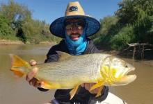 “Kun” Agüero pescó un dorado en Esquina, Corrientes. Antes tuvo que esquivar pozos en la Ruta Provincial N° 6.