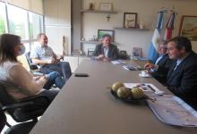 Autoridades municipales y universitarias reunidas en la intendencia de Larroque.