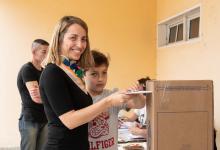 Laura Stratta votando