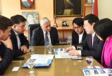 Lauritto junto al embajador de China y comitiva