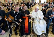 Silla de por medio con el Papa Francisco, León Gieco canta “Solo le pido a Dios”.