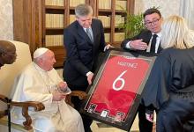 El entrerriano Lisandro Martínez le hizo llegar un obsequio especial al Papa Francisco