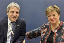 Luis Caputo y Kristalina Georgieva. Los cinco puntos que traban la negociación son: apreciación cambiaria, dólar blend, reservas netas negativas, límites a la intervención y aprobación legislativa.
