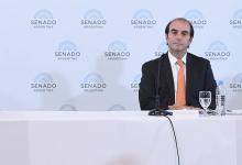 Los pedidos de renuncia se acumulan contra Manuel García Mansilla. El gobierno lo defiende con tibieza. 