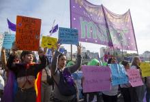 Miles de mujeres se movilizaron frente al Congreso de la Nación para reclamar más políticas públicas que permitan erradicar los femicidios y toda clase de violencia, además de un cambio en el Poder Judicial.