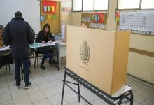 Cinco candidatos buscan llegar al sillón de San Martín, pero Alfredo Cornejo y Omar De Marchi hegemonizan la competencia. En esta elección se ponen en juego 19 de los 38 senadores y 24 de los 48 diputados provinciales, 11 intendentes y 61 concejales. Expectativa nacional.