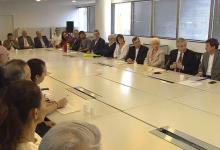 Fernández y Arroyo, el día que se reunió la mesa de lucha contra el hambre; enfrente Salvia (de anteojos).