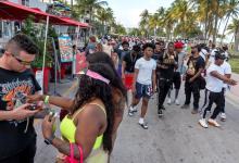 Jóvenes caminan por las calles de Miami