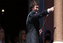 Javier Milei salió al balcón presidencial.