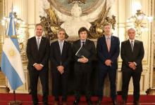 Imagen de archivo del presidente Javier Milei junto a su equipo económico.