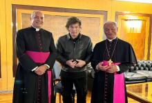 Milei arribó a Roma y se reunirá este lunes con el Papa Francisco. En la imagen junto a los monseñores Guillermo Karcher y Francesco Canalini.