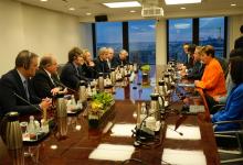 Imagen de archivo del pasado jueves 20 de febrero, cuando en la sede del FMI, la comitiva argentina liderada por el presidente Javier Milei, mantuvo un diálogo con la directora gerente del organismo, Kristalina Georgieva y con Gita Gopinath, subdirectora gerente. En la reunión, participaron el ministro de Economía, Luis Caputo; la secretaria general de la Presidencia, Karina Milei; el canciller, Gerardo Werthein y el vocero presidencial, Manuel Adorni.