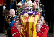 El rey Carlos de Inglaterra y miembros de la familia real siguen detrás del ataúd de la reina Isabel II de Inglaterra, mientras es sacado de la Abadía de Westminster después de su funeral de Estado, Londres, Gran Bretaña, 19 de septiembre de 2022. Danny Lawson.