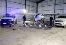 Efectivos de Gendarmería custodian una de las tres avionetas incautadas en un hangar de Oliveros.