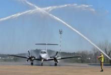El flamante TC-117 fue recibido en la pista de Paraná con el tradicional arco de agua con el que las autobombas de los aeropuertos reciben a cada avión en su primer aterrizaje.