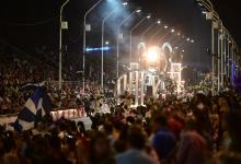 La comparsa O´Bahía del Club de Pescadores abrió la quinta noche del Carnaval del País, ante más de 20 mil personas en el Corsódromo. Crédito foto: Prensa Carnaval.