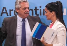 El Presidente Alberto Fernández junto a la titular del PAMI Luana Volnovich.