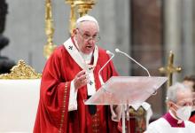 Imagen de archivo del papa Francisco presidiendo la misa de Pentecostés en la Basílica de San Pedro en El Vaticano.