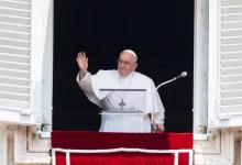 El Papa Francisco dirige la oración del Ángelus desde su ventana en el Vaticano, el 18 de junio de 2023.