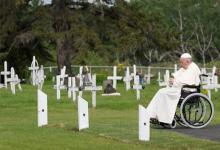 El papa Francisco utilizó por primera vez una silla de ruedas para la mayoría de sus desplazamientos en Canadá, donde viajó para pedir perdón a los pueblos originarios de ese país.