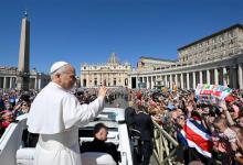 El Papa León XIV saluda y bendice a los más de 45 mil fieles que se congregaron en el Vaticano.