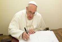 En una carta a los candidatos al sacerdocio, agentes de pastoral y a cada persona, Francisco destacó que los libros “abren nuevos espacios interiores, enriquecen y ayudan a comprender a los demás”.