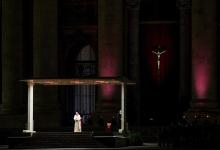 El Papa Francisco presidió en la Plaza San Pedro un Vía Crucis escrito por niños y jóvenes