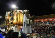 La comparsa Papelitos (Club de Pescadores) será la encargada de abrir la octava noche en el Corsódromo “José Luis Gestro” e inaugurar el fin de semana extra largo por el feriado de Carnaval.