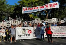 En Paraná, la marcha partió desde la Plaza Sáenz Peña y fue organizada por la Multisectorial de Derechos Humanos, que tuvo una importante convocatoria de organizaciones y público en general.