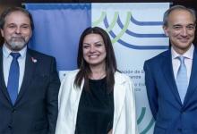 El director de la OEI en Argentina, Luis Scasso, la ministra de Desarrollo Humano, Sandra Pettovello y el secretario de Educación, Carlos Torrendell, en un brindis de la organización, el 3 de mayo pasado.