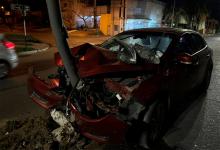 Una mujer, oriunda de Paraná, que conducía en estado de ebriedad se habría dormido y chocó contra una columna. 