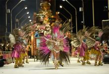 Papelitos abrió la primera noche del Carnaval del País con un Corsódromo vibrante y apasionado.