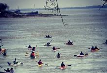 Un grupo de palistas llegó hasta la isla y ambientalistas ocuparon uno de los muelles en el Puerto Nuevo de Paraná.