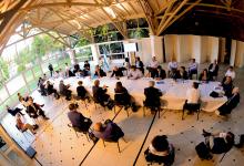 El Presidente reunido en la quinta de Olivos con parte de su gabinete y expertos en política sanitaria. El primer mandatario adelantó que evalúan una cuarentena general en todo el país.