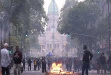 Policías golpearon a una mujer en la marcha de los jubilados, un fotógrafo sufrió fractura de cráneo, un policía está grave y hubo cacerolazos en repudio a la represión.