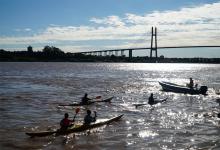 Un grupo de kayakistas navega cerca del puente Nuestra Señora del Rosario, que une las provincias de Santa Fe y Entre Ríos.