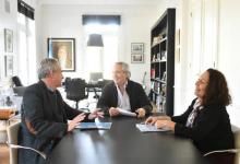 Alberto Fernández junto a Cristina Caamaño y a Agustín Rossi