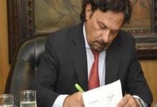 El gobernador de Salta, Gustavo Sáenz, firma la promulgación de la ley de Ficha Limpia.