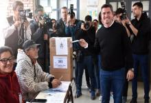 El ahora gobernador electo del lema “Cambia San Juan”, Marcelo Orrego, votó alrededor del mediodía en la escuela Carlos Pellegrini de la capital sanjuanina.