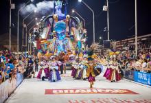 La comparsa Papelitos (Club Juventud Unida) abrirá esta sexta noche del Carnaval del País en el Corsódromo de Gualeguaychú. Fotografía: Prensa del Carnaval.