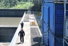 técnicos de Salto Grande en Central Hidroeléctrica Baygorria