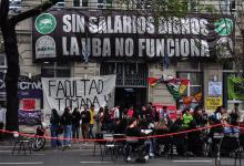 La semana próxima habrá otro paro y se debatirá la continuidad de las tomas y vigilias. En la imagen, la Facultad de Psicología de la UBA que fue una de las primeras en iniciar las tomas, y luego le siguieron muchas en varias provincias.
