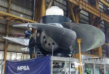 Después de casi diez días de traslado de Mendoza a Corrientes, el cubo de la turbina Kaplan, diseñada con tecnología de altísima calidad y programas de Inteligencia Artificial desarrollados por el equipo de ingeniería de IMPSA, llegó a la Central Hidroeléctrica Yacyretá.