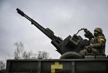 Un soldado ucraniano mantiene su posición sentado en un cañón antiaéreo ZU-23-2 en una línea del frente, al Noreste de Kiev el 3 de marzo de 2022.