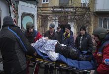 Voluntarios sanitarios trasladan en ambulancia a una persona herida por los bombardeos en Mariupol.