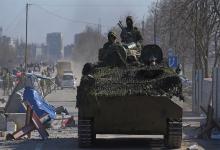 Tropas prorrusas con uniformes sin insignias conducían este sábado un vehículo blindado por Mariupol.