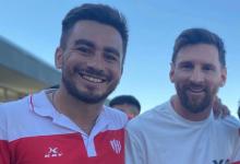 Lionel Messi presenció un amistoso en Rosario y se sacó fotos con un paranaense